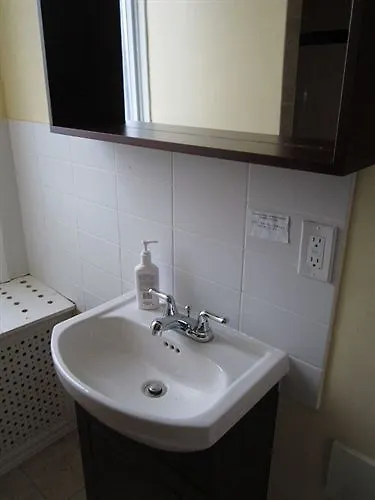 Kaisar Guest House Toronto 2*,